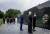 장례식에 앞서 고 존 매케인 상원의원의 부인 신디 매케인이 존 켈리 백악관 비서실장과 짐 매티스 국방장관이 베트남 전쟁 기념관에 헌화하고 있다. [EPA=연합뉴스]