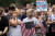 베트남 전쟁기념관 앞에서 미국 시민들이 눈물을 훔치고 있다. [AP=연합뉴스]