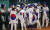 1일 오후 인도네시아 자카르타 겔로라 붕 카르노(GBK) 야구장에서 열린 2018 자카르타·팔렘방 아시안게임 야구 결승전 대한민국과 일본의 경기에서 금메달을 획득한 대한민국 선수들이 기뻐하고 있다. [뉴스1]