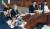 1997년 7월 3일 김영삼 대통령이 청와대에서 강경식 부총리(右) 등이 배석한 가운데 박성용 금융개혁위원장(左)으로부터 금개위가 마련한 금융개혁 방안을 보고받고 있다. [중앙포토]