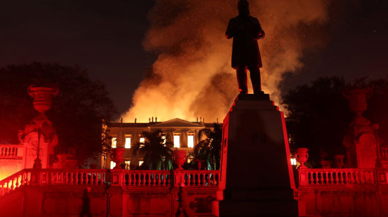 [서소문사진관] 문화재 2000만점 소실위기, 화염에 휩싸인 브라질 국립박물관