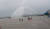 &#39;박항서 호&#39;를 태우고 2일 오후 하노이에 도착한 베트남항공 특별기. 소방차 2대가 물대포 사열을 하고 있다. [베트남항공 페이스북] 