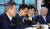 3일 오후 청와대 여민관에서 열린 수석보좌관회의에 참석한 정의용 국가안보실장이 문재인 대통령의 모두발언 도중 안경을 만지고 있다. 김상선 기자