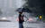 3일 오전 부산 연제구 일대에서 시민들이 거세게 내리는 비를 피하며 출근길 발걸음을 재촉하고 있다. [연합뉴스]