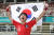 1일 자카르타·팔렘방 아시안게임 U-23 남자축구 결승전 대한민국과 일본의 경기를 마치고 황의조가 태극기 세리머니를 하고 있다. 이날 경기는 연장 접전끝에 대한민국이 일본을 2대1로 꺾고 금메달을 차지했다. [뉴스1]
