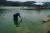 지난해 7월 구지오토캠핑장 인근 낙동강에 짙은 녹조가 발생했으나 수상 레저활동은 규제가 없이 진행되고 있다. 강찬수 기자