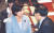 사회부총리 겸 교육부 장관 내정자인 유은혜 더불어민주당 의원(왼쪽)이 3일 오후 서울 여의도 국회에서 열린 제364회 정기국회 개회식 및 제1차 본회의가 끝난 뒤 백재현 의원과 인사를 하고 있다. [뉴시스]