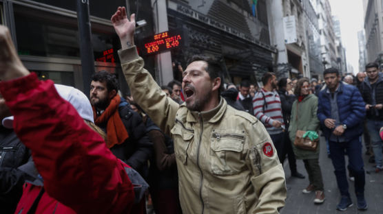'금융위기' 아르헨티나, 정부 부처 반으로 줄인다
