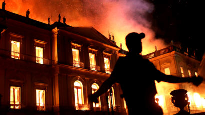 [사진] 브라질 국립박물관 화재, 유물 2000만 점 위기