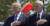 지난해 5월 17일 존 켈리 백악관 비서실장(당시 국토안보부 장관, 오른쪽)이 트럼프 미 대통령과 코네티컷 뉴런던의 미 해안경비대 사관학교 행사에 참석해 국가가 연주되자 경례하고 있다.[AP=연합뉴스]