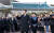 이명박 전 대통령과 부인 김윤옥 여사가 2013년 2월 24일 청와대 본관 앞에서 열린 환송행사에서 작별 인사를 하고 있다. [청와대사진기자단]