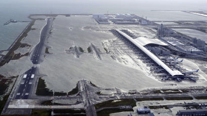 초강력 ‘제비’에 일본 마비…'인공섬' 간사이 공항 폐쇄 