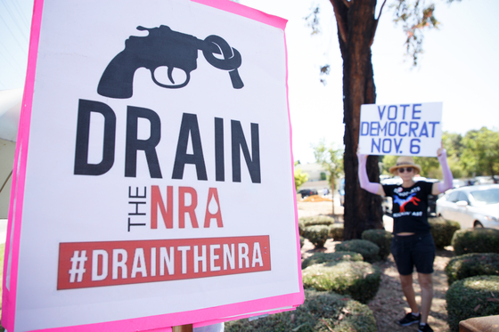 지난 달 4일, 미국 캘리포니아에서 총기 규제 법안에 찬성하는 한 시민이 NRA 반대 운동을 하고 있다. 이들은 지난 2월, 17명의 사상자를 낸 플로리다 주 파크랜드의 &#39;마조리 스톤맨 더글러스 고등학교 총격사건&#39;을 추모하기도 했다. [EPA=연합뉴스]