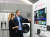 독일 베를린 중심가의 전자양판점 미디어파크트 알렉사 매장에 조성된 LG전자 인공지능 ‘씽큐 체험존’에서 직원들이 음성으로 작동하는 TV·냉장고·로봇청소기 등의 AI 기능을 시연하고 있다. [사진 LG전자]