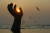 포항 남구 호미곶 해맞이공원에 설치된 &#39;상생의 손&#39; 이로 해가 떠오르는 모습 [중앙포토]