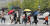 우산을 들고 횡단보도를 걸어가는 시민들. [뉴스1]