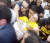 브라질 극우 성향 사회자유당(PSL)의 자이르 보우소나루 후보가 6일(현지시간) 미나스 제라이스주 주이즈 지 포라시에서 대선 유세 도중 괴한의 칼에 복부를 찔린 뒤 괴로워하고 있다. [AP=연합뉴스] 