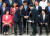 문희상 국회의장과 이해찬 더불어민주당 대표가 6일 서울 여의도 국회 본청 앞 계단에서 열린 국회 개원 70주년 단체 기념사진 촬영에 참석해 악수를 나누고 있다. [뉴스1]