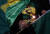  보우소나르 후보 지지자가 6일(현지시간) 브라질 상파울로 파울이스타 거리에서 촛불을 밝히고 있다. [로이터=연합뉴스] 