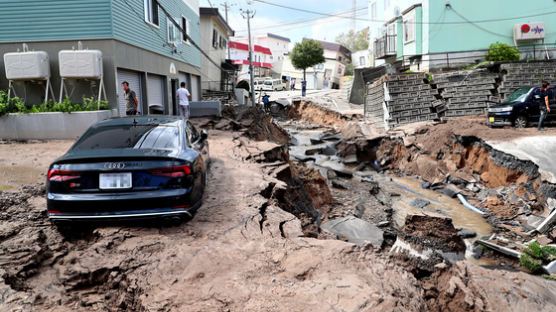 문 대통령 “일본 지진 피해 겪는 국민과 아베 총리에 위로”