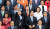 개원 70주년 기념사진을 촬영하기 위해 6일 국회 본청 앞 계단에 모인 국회의원들이 본격적인 촬영에 앞서 셀카 사진을 촬영하고 있다.[연합뉴스]