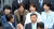 박지원 민주평화당 의원이 6일 서울 여의도 국회 본청 앞 계단에서 열린 국회 개원 70주년 단체 기념사진 촬영에 참석해 박선숙(뒷줄 왼쪽부터), 유은혜, 진선미, 백혜련 의원과 환하게 웃으며 대화를 나누고 있다. [뉴스1]