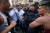 보우소나르 후보 지지자들이 6일(현지시간) 피습 현장에서 용의자인 아델리우 비스푸 지 올리베이라를 둘어싸고 있다. [로이터=연합뉴스]