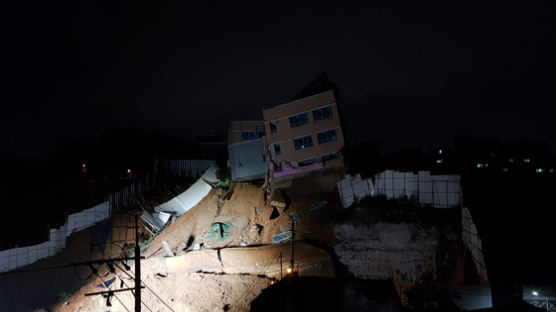 "쾅쾅쾅"···상도초 유치원 붕괴 위기에 주민 한밤대피
