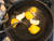 껍질을 넣은 상태로 프라이팬 절반 정도 물을 채워 중불에 10분 정도 끓인다. 