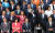 개원 70주년 기념사진을 촬영하기 위해 6일 국회 본청 앞 계단에 모인 국회의원들이 본격적인 촬영에 앞서 셀카 사진을 촬영하고 있다. [연합뉴스]