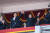 북한 김정은 국무위원장(오른쪽)이 리잔수 중국 전인대 위원장의 손을 치켜 올렸다. 9일 평양 김일성 광장에서 열린 북한 정권수립 70주년 기념 군사 퍼레이드 단상에서다. [AFP]