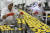 중국 안후이성 허베이시에 있는 과일 통조림 공장에서 직원들이 제품을 만들고 있다. [AP=연합뉴스]