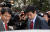 논문 표절 의혹을 받고 있는 새누리당 문대성 당선자가 2012년 4월 18일 오후 서울 여의도 국회에서 예정돼있던 기자회견을 돌연 취소하고 돌아가다 취재진에게 둘러싸여 질문을 받고 있다. [중앙포토]