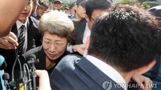 ‘시골판사’ 박보영 전 대법관, 항의 속 첫 출근