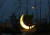 별빛정원 우주에 가면, 달 모양 조형물과 하늘에 뜬 달을 함께 촬영할 수 있다. [사진 경기관광공사]