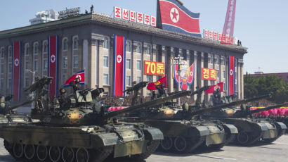 北 열병식, '美 눈치'에 ICBM 숨기고 '韓공격' 신무기 공개