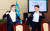 문재인 대통령(왼쪽)이 13일 오후 청와대 여민관에서 열린 수석·보좌관회의에 참석하며 자리에 앉기 전 상의를 벗고 있다. 오른쪽은 장하성 정책실장. [청와대사진기자단]