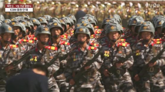 北 열병식, '美 눈치'에 ICBM 숨기고 '韓공격' 신무기 공개