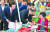 자유한국당 김병준 비상대책위원장(오른쪽 둘째)과 김성태 원내대표(왼쪽)가 10일 오전 서울 영등포시장에서 소상공인·자영업자 생존권 확보를 위한 ‘최저임금 제도 개혁 범국민 서명운동 선포식’을 열고 상인들에게 서명을 받고 있다. [뉴시스]