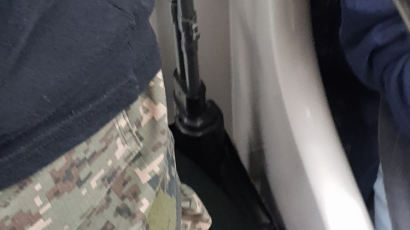 K2 소총 든 고교생에 부산지하철 ‘총기 소동’