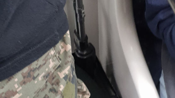 K2 소총 든 고교생에 부산지하철 ‘총기 소동’