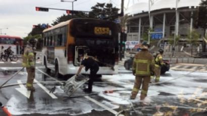 고양서 달리던 마을버스에 불…승객 20여명 대피