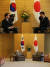 지난 3월 13일 서훈 국정원장이 아베 총리를 만나는 모습(위)과 회담장의 의자(아래). 두 의자의 무늬와 높이가 같다. [연합뉴스]