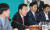 손학규 바른미래당 대표(왼쪽 두 번째)가 지난 7일 국회에서 열린 최고위원회의에 참석해 발언하고 있다. 오종택 기자