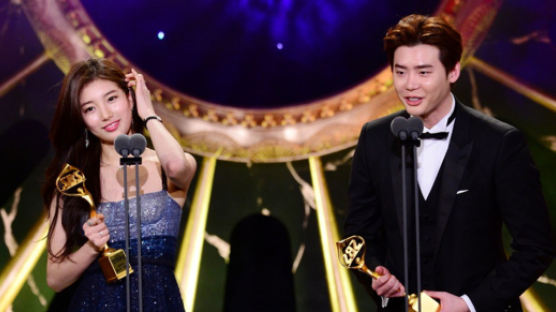 When Receiving the 'Best Couple Awards', LEE JONG SUK Mentioned SUZY and Confessed…