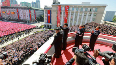 북한 열병식날 등장한 문재인 대통령