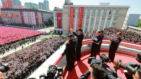 북한 열병식날 등장한 문재인 대통령