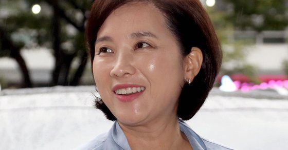 유은혜, 남편 회사 직원 국회 비서로 채용...논문 이수 자료도 제출 거부 | 중앙일보