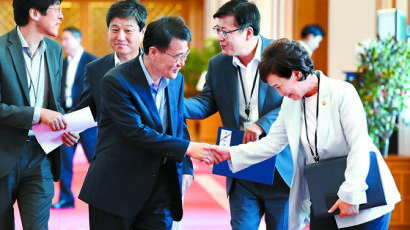 김현미가 여당 의원들에게 『민주당의 착각과 오만』 돌린 까닭 