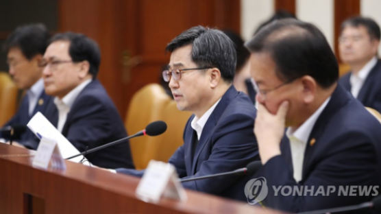 김동연 "최저임금 인상 속도조절, 당·청과 협의 시작"